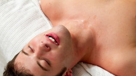 性感的美國人，帥哥喬希·本桑和年輕帥哥蔡斯·楊在火熱的同性戀場景中