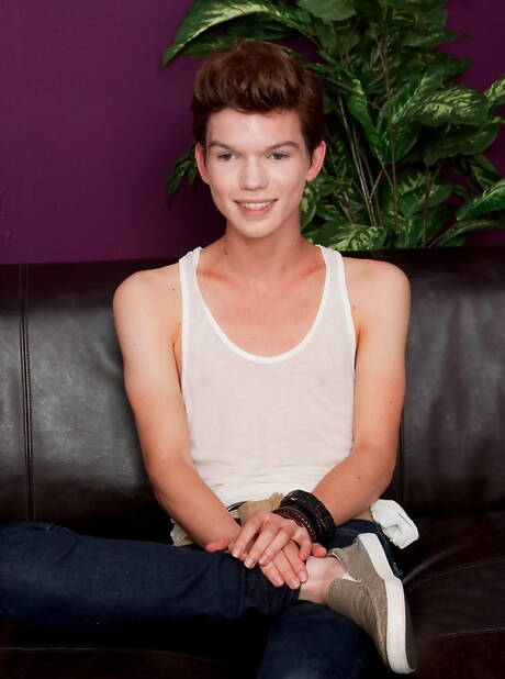 Der amerikanische Twink Sencer Keve spielt mit Spielzeug