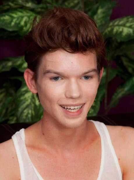 Der amerikanische Twink Sencer Keve spielt mit Spielzeug