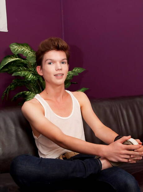 Der amerikanische Twink Sencer Keve spielt mit Spielzeug