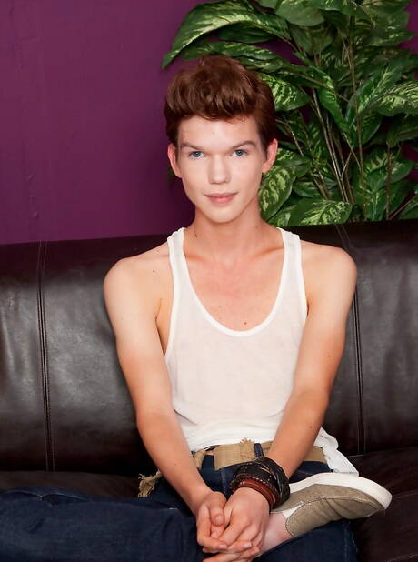 Helix Studios: American twink Sencer Keve play with toy