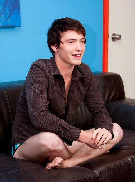 Le minet américain Josh Bensan se branle la bite