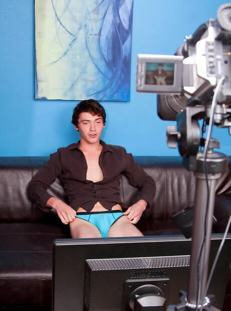 Amerikaanse twink Josh Bensan trekt zijn pik af