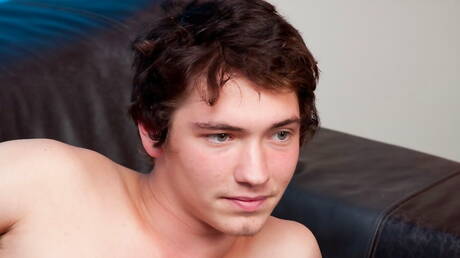 Il ragazzo americano Josh Bensan si masturba il cazzo