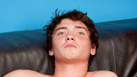 Il ragazzo americano Josh Bensan si masturba il cazzo