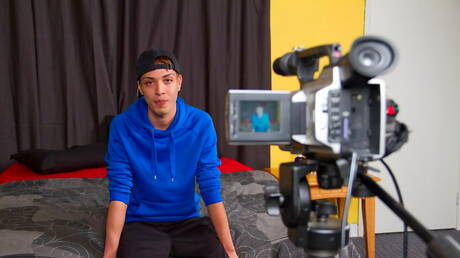 Il giovane Dominicc Code si masturba con un giocattolo