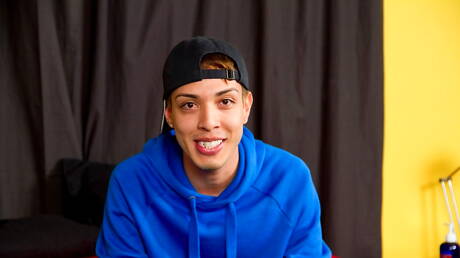 Il giovane Dominicc Code si masturba con un giocattolo