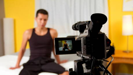 ラテン系の少年アーロン・フェリックスが自慰行為をしている