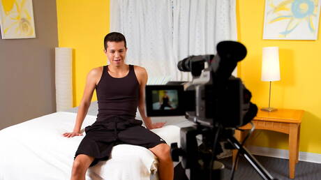 ラテン系の少年アーロン・フェリックスが自慰行為をしている