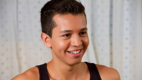 ラテン系の少年アーロン・フェリックスが自慰行為をしている