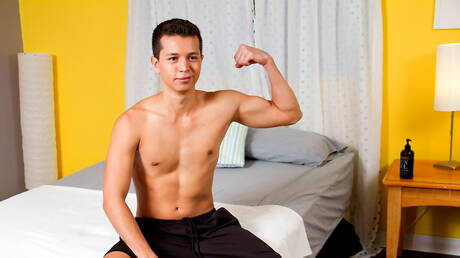 ラテン系の少年アーロン・フェリックスが自慰行為をしている