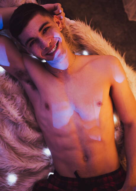 Les stars du porno américaines Trevor Harris et Alex Riley se déshabillent et montrent leurs fesses serrées