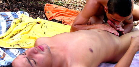 Der heiße Twink Pablo Linero und der junge Typ Nicolas Panesso haben heißen Analsex im Freien