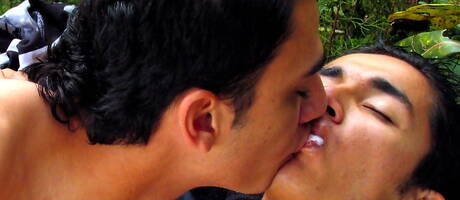 Il giovane Miguel Cisneros e il bel ragazzo Alejandro Ballesteros fanno sesso di coppia all