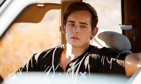 Der amerikanische Muskelprotz Josh Brady zieht sich aus und zeigt draußen seinen knackigen Hintern