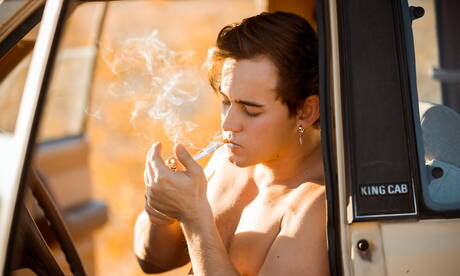 Der amerikanische Muskelprotz Josh Brady zieht sich aus und zeigt draußen seinen knackigen Hintern