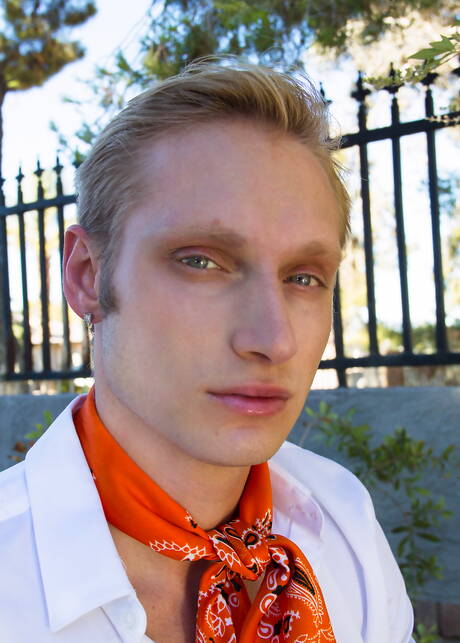 Der amerikanische Schönling Max Carter zeigt im Freien einen wunderschönen Körper