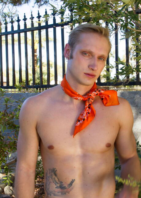 Der amerikanische Schönling Max Carter zeigt im Freien einen wunderschönen Körper