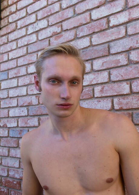 Der amerikanische Schönling Max Carter zeigt im Freien einen wunderschönen Körper