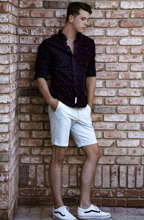 Le jeune américain Johnny Hands pose nu à l