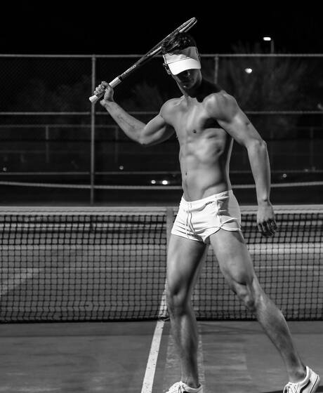 Le jeune américain Johnny Hands pose nu à l