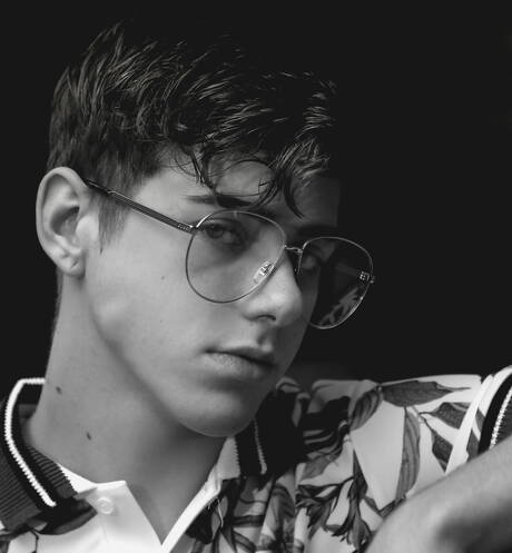 Der junge Amerikaner Joey Mills posiert nackt und zeigt seinen Arsch im Freien