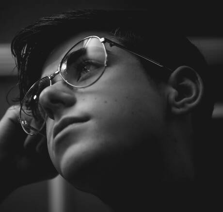 Der junge Amerikaner Joey Mills posiert nackt und zeigt seinen Arsch im Freien