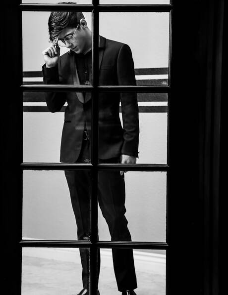 Der junge Amerikaner Joey Mills posiert nackt und zeigt seinen Arsch im Freien