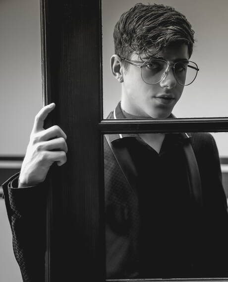 Der junge Amerikaner Joey Mills posiert nackt und zeigt seinen Arsch im Freien