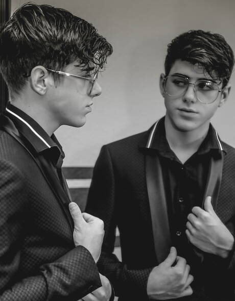 Der junge Amerikaner Joey Mills posiert nackt und zeigt seinen Arsch im Freien