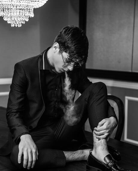 Der junge Amerikaner Joey Mills posiert nackt und zeigt seinen Arsch im Freien