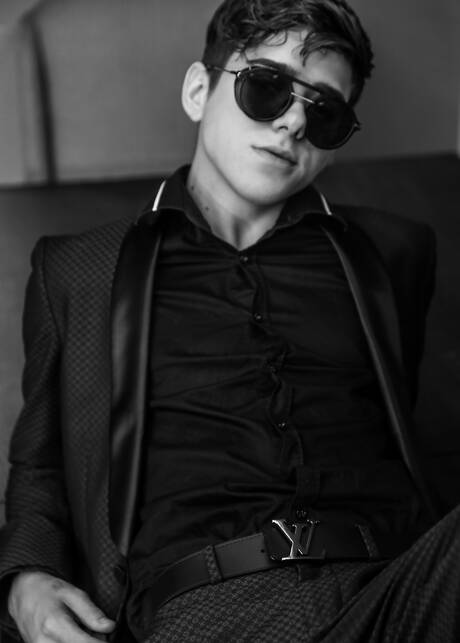 Der junge Amerikaner Joey Mills posiert nackt und zeigt seinen Arsch im Freien