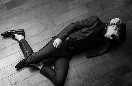 Der junge Amerikaner Joey Mills posiert nackt und zeigt seinen Arsch im Freien