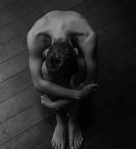 Der junge Amerikaner Joey Mills posiert nackt und zeigt seinen Arsch im Freien