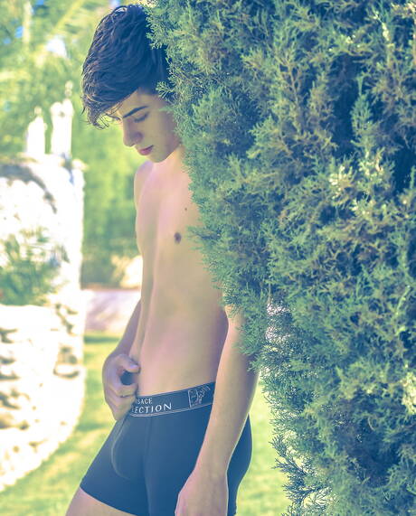 Helix Studios: American young Joey Mills posing nude and showing his ass outdoor