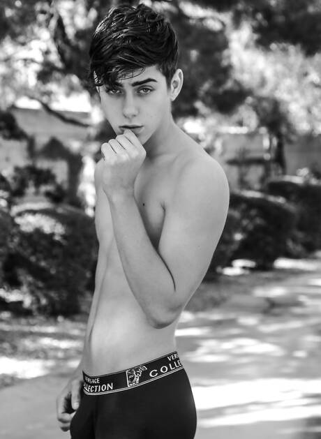 Der junge Amerikaner Joey Mills posiert nackt und zeigt seinen Arsch im Freien