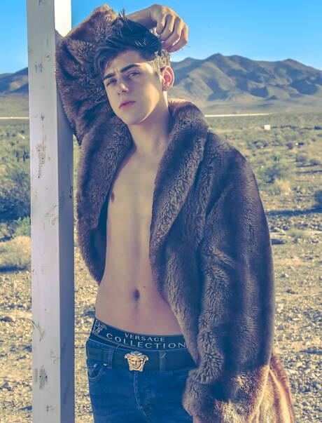 Der junge Amerikaner Joey Mills posiert nackt und zeigt seinen Arsch im Freien