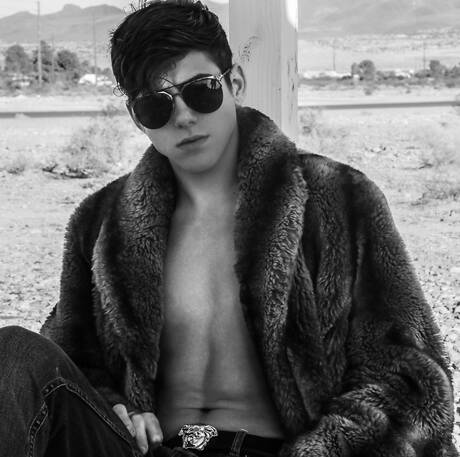 Der junge Amerikaner Joey Mills posiert nackt und zeigt seinen Arsch im Freien