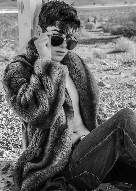 Der junge Amerikaner Joey Mills posiert nackt und zeigt seinen Arsch im Freien