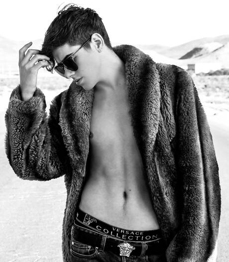 Der junge Amerikaner Joey Mills posiert nackt und zeigt seinen Arsch im Freien