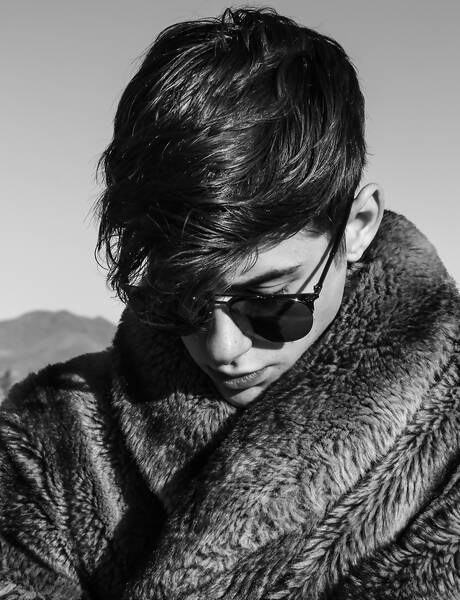 Der junge Amerikaner Joey Mills posiert nackt und zeigt seinen Arsch im Freien