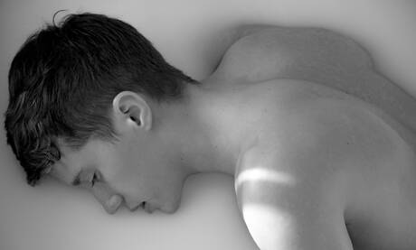 Der stämmige Amerikaner Tyler Hill posiert nackt und zeigt seinen Hintern im Badezimmer