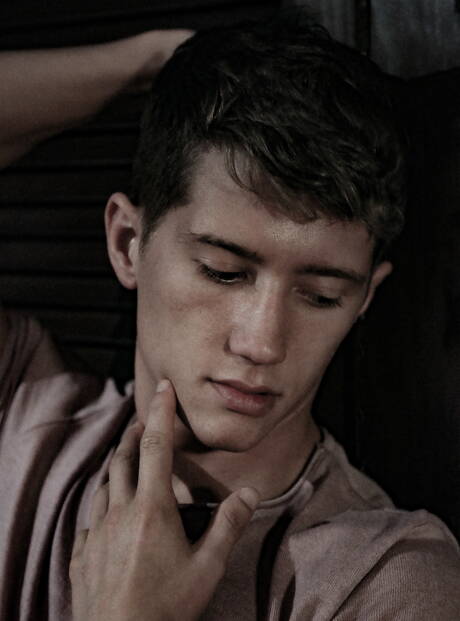 Der stämmige Amerikaner Tyler Hill posiert nackt und zeigt seinen Hintern im Badezimmer