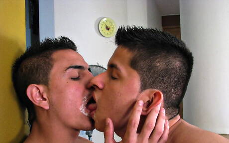 Twink Pablo Linero und der junge Joel Varga bei heißem Arschfick mit Fisting in der Küche