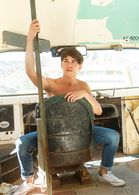 Amerikaanse jongen Andy Taylor poseert naakt en laat zijn kont zien in bad