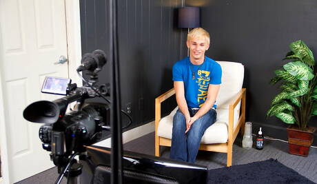 Der amerikanische Twink Jacobey London wichst mit einem Dildo