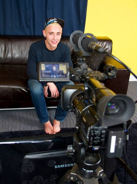 Il bel ragazzo americano Ace Lockheart gioca con il suo cazzo