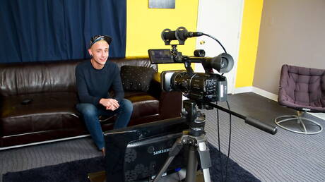 Il bel ragazzo americano Ace Lockheart gioca con il suo cazzo