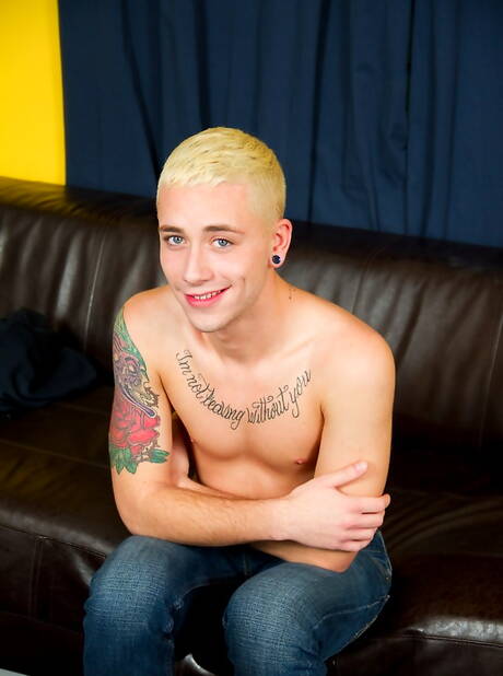 Il bel ragazzo americano Ace Lockheart gioca con il suo cazzo