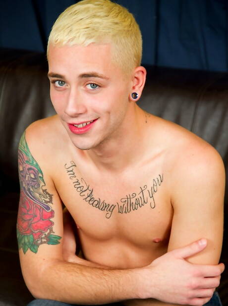 Il bel ragazzo americano Ace Lockheart gioca con il suo cazzo